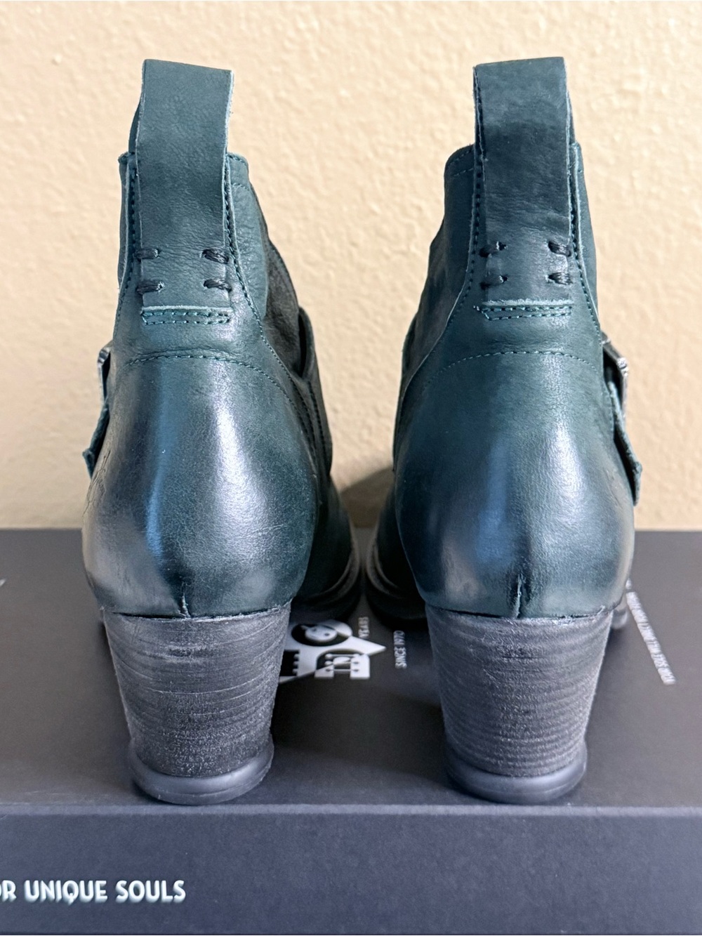 NIB John FLUEVOG Women’s 7 EAST END PORTER Peacock Leather Buckled Ankle Booties - Picture 8 of 10